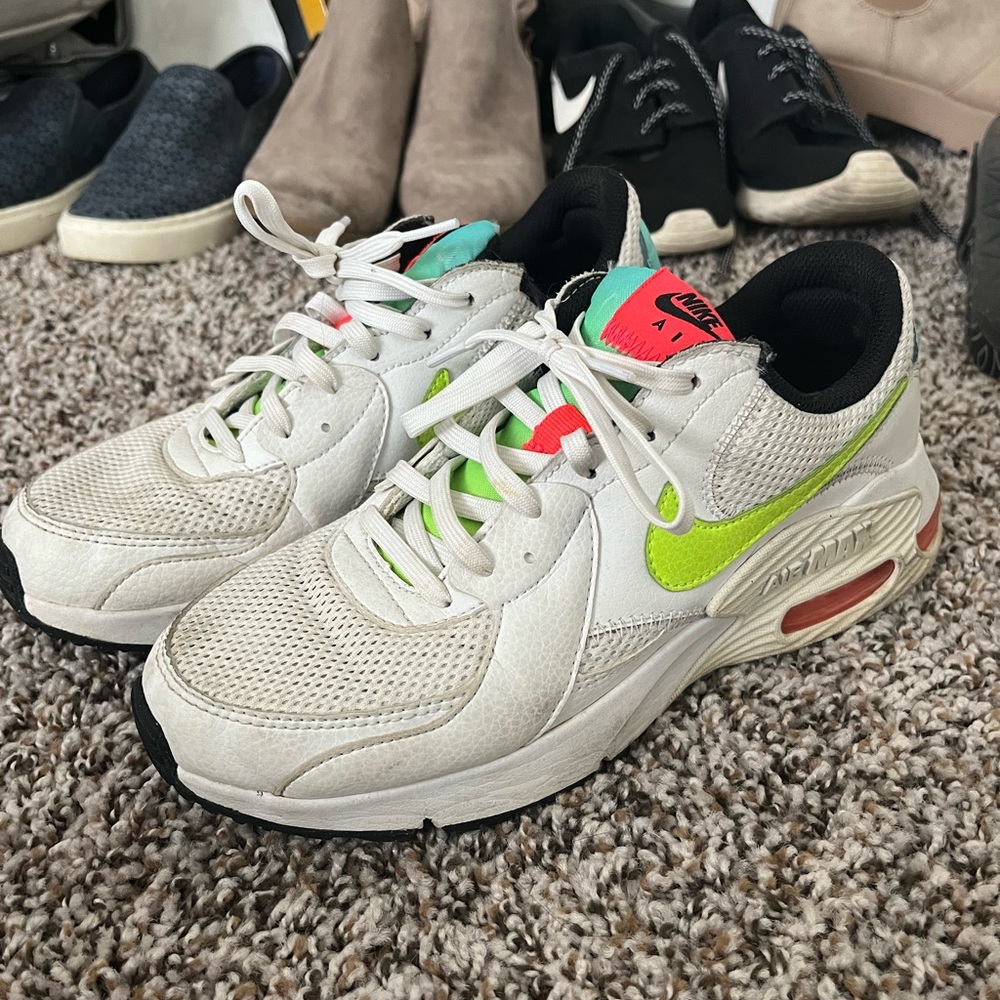 White Nike air max size 7.5